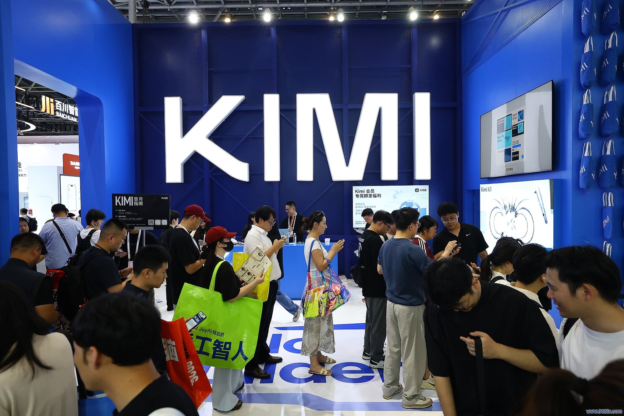 7月20日,上海,2026世界人工智能大会,月之暗面公司开发的AI大模型Kimi K3亮相 视觉中国
