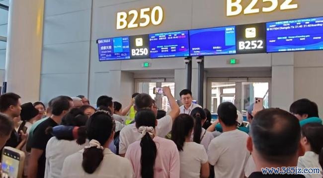 祥鹏航空航班延误提供过期泡面